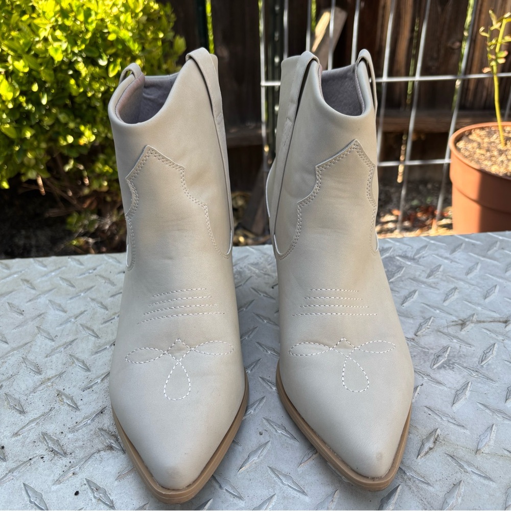 Elegant Cream Western Ankle Boots - Picture 2 of 8